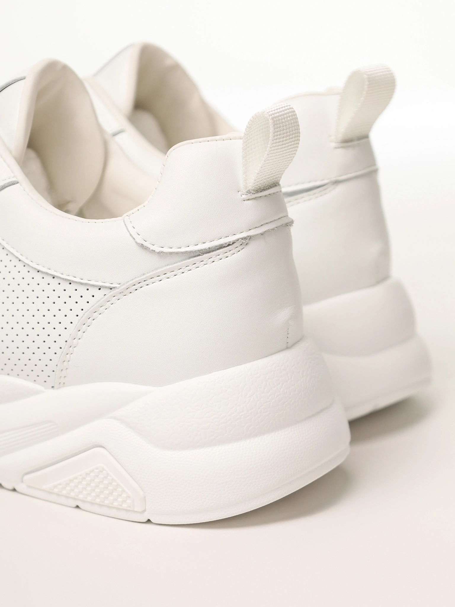 Кроссовки белого цвета на средней платформе